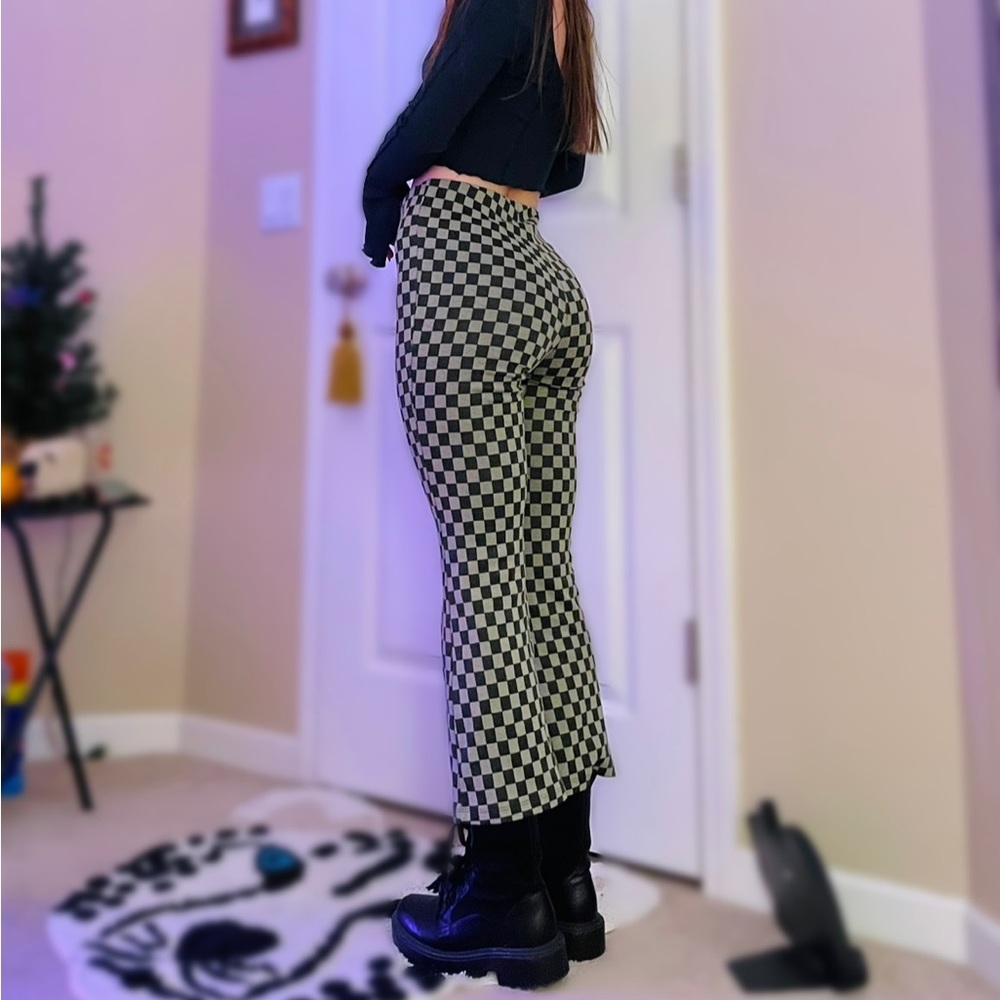 Checkered short flares
